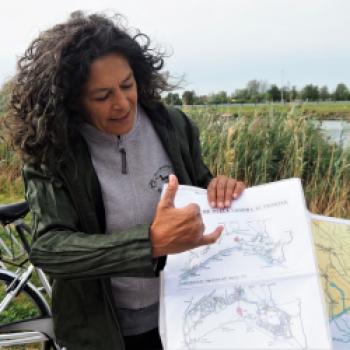 Mit 6 weiteren Radlern treffen wir im Badeort Jesolo unsere Naturführerin Luana von ‚SlowVenice‘, die uns auf der Radtourenkarte einen ersten Überblick über unsere heutige Tour gibt - (c) Jörg Bornmann