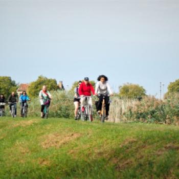 Die Landschaft, durch die wir heute fahren ist durch Landgewinnung entstanden. Kanäle und Flüsse werden uns heute den ganzen Tag abwechslungsreich begleiten - (c) Jörg Bornmann