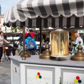 Den Radwegen folgend fahren wir zunächst Richtung Jesolo Paese, wo bereits ein Eiswagen mit cremigem Gelati lockt - (c) Jörg Bornmann