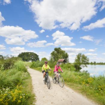 Radler an der Hirteninsel am Altmühlsee - (c) Archiv Fränkischer WasserRadweg und Partner/ Jens Wegener