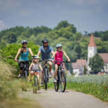 Radler vor Greding - (c) Archiv Fränkischer WasserRadweg und Partner/ Dietmar Denger