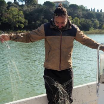 Wir fahren mit Mauricio, einem der Fischer auf den See hinaus. Mauricio zeigt erzählt uns von seiner Liebe zum Lago Trasimeno - (c) Jörg Bornmann