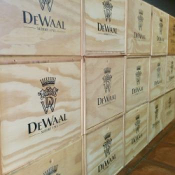 In diesen Kisten versteckt sich der Pinotage des Weinguts De Waal - (c) Christine Kroll