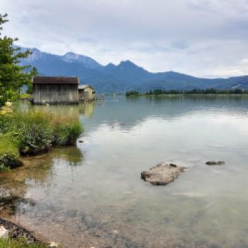 Hinter dem Kochelsee ragen die Voralpen auf - (c) Christine Kroll
