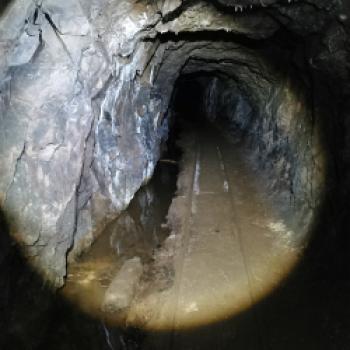 Im Schaubergwerk Sant’Aloisio in Colli kommt das Licht in den Stollen nur von den Stirnlampen der Besucher - (c) Maren Recken