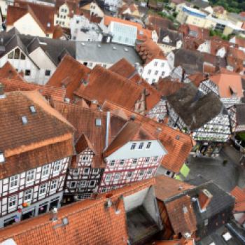 Wer die Möglichkeit hat, sollte den Turm der evangelischen Stadtkirche erklimmen. Ein wunderbarer Blick auf Lauterbach entschädigt für die Anstrengung beim Treppensteigen - (c) Gabi Vögele