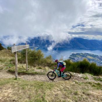 Mit Seeblick geht es in den gebauten Trail - (c) Christine Kroll