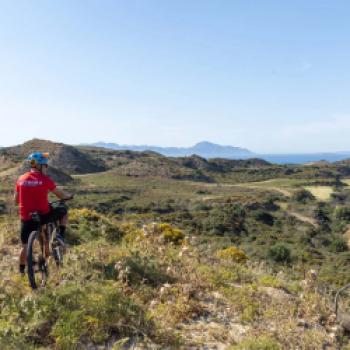 Im Neptune Luxury Resort heißt es in dieser Saison wieder ab in den Sattel und rauf in die Berge – Gäste lernen die Insel Kos mit Mountain Bike Champion Michalis Papasavvas von einer anderen Perspektive kennen - (c) Neptune Luxury Resort