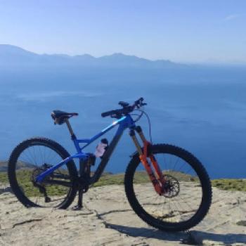 Im Neptune Luxury Resort heißt es in dieser Saison wieder ab in den Sattel und rauf in die Berge – Gäste lernen die Insel Kos mit Mountain Bike Champion Michalis Papasavvas von einer anderen Perspektive kennen - (c) Neptune Luxury Resort