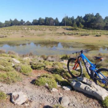 Im Neptune Luxury Resort heißt es in dieser Saison wieder ab in den Sattel und rauf in die Berge – Gäste lernen die Insel Kos mit Mountain Bike Champion Michalis Papasavvas von einer anderen Perspektive kennen - (c) Neptune Luxury Resort