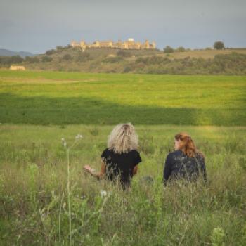 Rast mit Blick auf Abbadia Isola in Monteriggioni während einer Tour auf dem Pilgerweg Frankenstraße "Via Francigena" - (c) Toscana Promozione Turistica/ Ciclica 