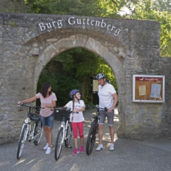 Von Burg zu Burg radeln - Eingang zur Burg Guttenberg - (c) GK