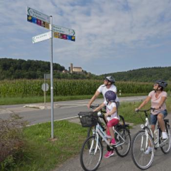 Von Burg zu Burg radeln - In beide Richtungen ist der Radweg durchgehend beschildert  - (c) GK