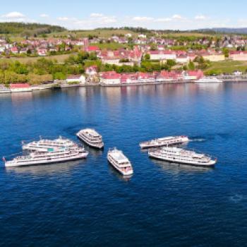 Die sechs beteiligten Schiffe bildeten bei der 51. Internationalen Flottensternfahrt einen Stern vor der Stadt Meersburg - (c) VSU