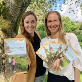 Jasmin Erath und Silke Leipold präsentieren die neue Radkarte für den Zollernalbkreis - (c) WFG