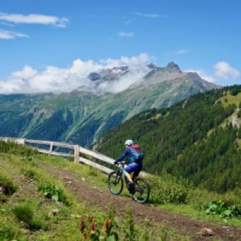 Radeln hoch über dem Reschenpass - hier an der Grenze zu Südtirol und Graubünden kann man Mountainbike-Touren durch die imposante Bergwelt unternehmen - (c) Armin Herb