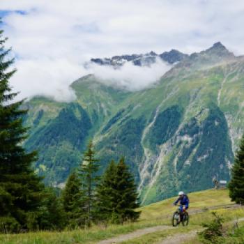 Radeln hoch über dem Reschenpass - hier an der Grenze zu Südtirol und Graubünden kann man Mountainbike-Touren durch die imposante Bergwelt unternehmen - (c) Armin Herb
