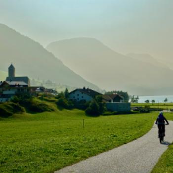 Radeln hoch über dem Reschenpass - hier an der Grenze zu Südtirol und Graubünden kann man Mountainbike-Touren durch die imposante Bergwelt unternehmen - (c) Armin Herb