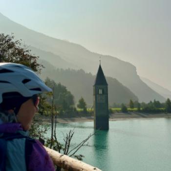 Radeln hoch über dem Reschenpass - hier an der Grenze zu Südtirol und Graubünden kann man Mountainbike-Touren durch die imposante Bergwelt unternehmen - (c) Armin Herb