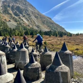 Radeln hoch über dem Reschenpass - hier an der Grenze zu Südtirol und Graubünden kann man Mountainbike-Touren durch die imposante Bergwelt unternehmen - (c) Armin Herb