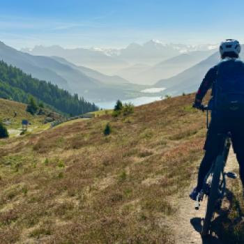 Radeln hoch über dem Reschenpass - hier an der Grenze zu Südtirol und Graubünden kann man Mountainbike-Touren durch die imposante Bergwelt unternehmen - (c) Armin Herb