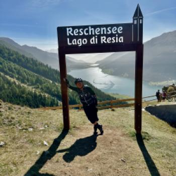 Radeln hoch über dem Reschenpass - hier an der Grenze zu Südtirol und Graubünden kann man Mountainbike-Touren durch die imposante Bergwelt unternehmen - (c) Armin Herb