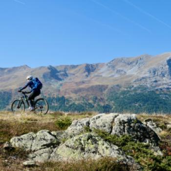 Radeln hoch über dem Reschenpass - hier an der Grenze zu Südtirol und Graubünden kann man Mountainbike-Touren durch die imposante Bergwelt unternehmen - (c) Armin Herb