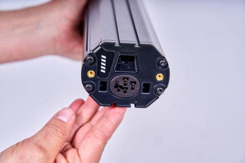 Den Akku entnehmen und die Kontakte prüfen. Sind diese sauber, frei von Schmutz und Wasser und zeigen keinerlei Anzeichen von Korrosion? - (c) Velomotion Den Akku entnehmen und die Kontakte prüfen. Sind diese sauber, frei von Schmutz und Wasser und zeigen keinerlei Anzeichen von Korrosion? - (c) Velomotion
