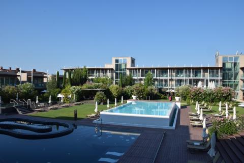 Am Gardasee ist es dank des lokalen Mikroklimas bis in den November angenehm warm. Dabei kann man im AQUALUX Hotel SPA Suite und Terme Bardolino****S wunderbar wohnen und sich verwöhnen lassen - (c) Gabi Vögele