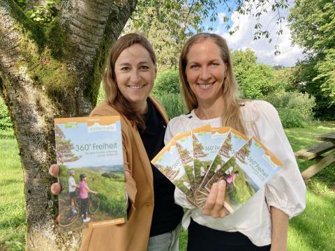 Jasmin Erath und Silke Leipold präsentieren die neue Radkarte für den Zollernalbkreis - (c) WFG Jasmin Erath und Silke Leipold präsentieren die neue Radkarte für den Zollernalbkreis - (c) WFG