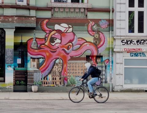 Wir schwingen uns aufs Rad, um bei einem Wochenendausflug Hamburg buchstäblich zu erfahren - (c) Gabi Vögele Wir schwingen uns aufs Rad, um bei einem Wochenendausflug Hamburg buchstä blich zu erfahren - (c) Gabi Vögele
