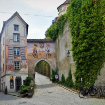 Durch die Enge Gasse führt die Stadtbesichtigung dann weiter durch das bunt bemalte Schlosstor - (c) Gabi Vögele