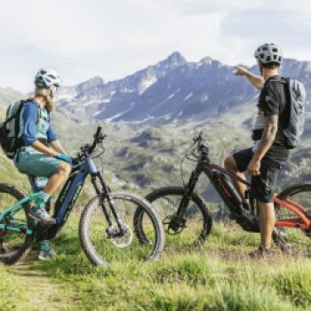 Obwohl sich E-Bikes in der Nutzung gar nicht so sehr vom klassischen Fahrrad unterscheiden, gibt es vor allem für Anfänger und Wiedereinsteiger wichtige Punkte zu beachten, bevor es losgehen kann - (c) Velomotion