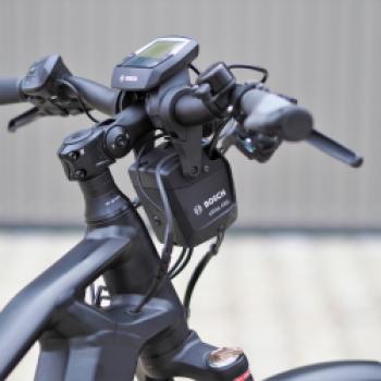 Das Cockpit eines ABS-E-Bikes wird durch das Steuerkästchen optisch deutlich markanter – angesichts des hohen Plus an Sicherheit aber zu verschmerzen