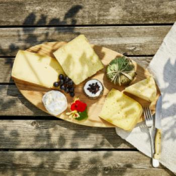 Regionale Genussmittel, wie hier die Käseplatte vom Hiashof, begleiten uns während der gesamten Radlrunde - (c) Salzburgerland Tourismus
