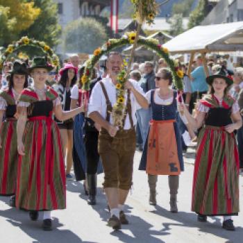 Mit Dirndl und Lederhose beim Festzug des Bauernherbstfest - (c) TVB Krimml