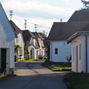 Zahlreiche Kellergassen im Weinviertel sind zu jeder Jahreszeit einen Besuch wert - (c) Jörg Bornmann