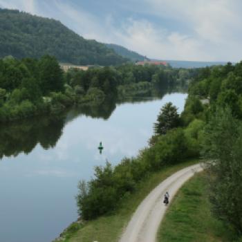 Radler am Rhein-Main-Donau-Kanal vor dem Kloster Plankstetten - (c) Archiv Fränkischer WasserRadweg und Partner/ Eisenschink