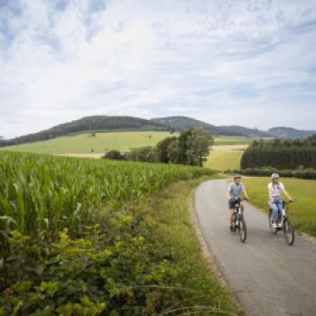 Radfahren am Diemelsee im Sauerland - (c) Sauerland-Tourismus e.V., Sabrinity.com REACT-EU