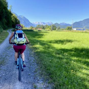 Mit der Zugspitze im blick geht es nach Eschenlohe - (c) Christine Kroll