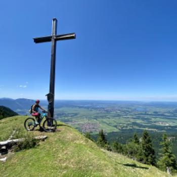 Vom Rauheck reicht der Blick weit ins bayerische Seenland - (c) Christine Kroll