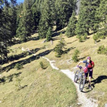 Au dem letzten Stück zur Krüner Alm muss das Rad geschoben werden - (c) Christine Kroll