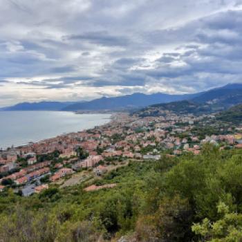 Finale liegt wunderschön eingebettet zwischen Bergen und Meer - (c) Christine Kroll