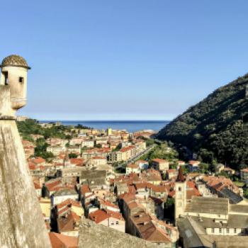 Finalborgo ruht zu Füßen einer alten Burg im Hinterland - (c) Christine Kroll