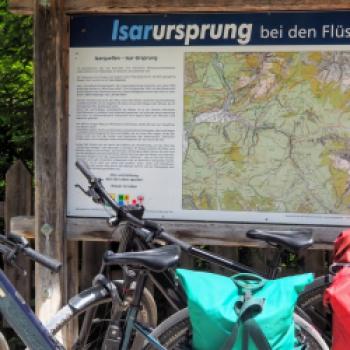 Von Mittenwald geht es zunächst 20 km zum Isarursprung im Karwendel - (c) Jörg Bornmann