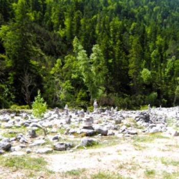 Immer wieder trifft man auf den ersten Isarkilometern auf Steinmännchen - (c) Jörg Bornmann