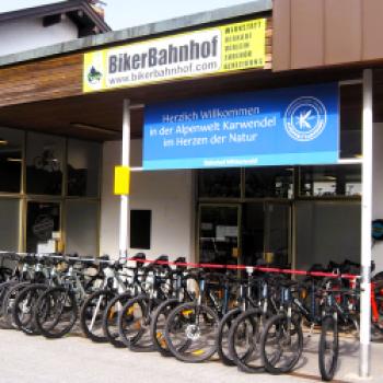 Rund um den Bahnhof in Mittenwald gibt es viele Station um Bikes zu leihen - (c) Jörg Bornmann