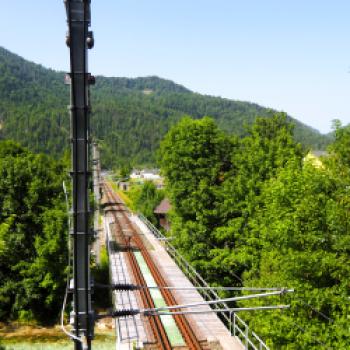 Mit der Eisenbahn, hier die Strecke bei Scharnitz, geht es zum Start an den Isarradweg - (c) Jörg Bornmann
