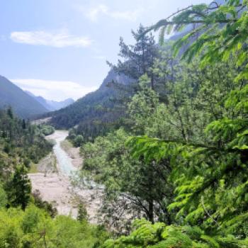 Mal fährt man direkt neben der Isar, mal schaut man von oben auf die Isar, auf das Tal - (c) Gabi Vögele