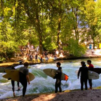 Ein Zwischenstopp an der Eisbachwelle - Typisch München - (c) Gabi Dräger